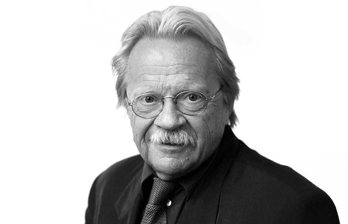 Schwarz-weiß-Porträt von Professor Jörg Thieme