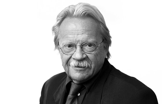 Schwarz-weiß-Porträt von Professor Jörg Thieme