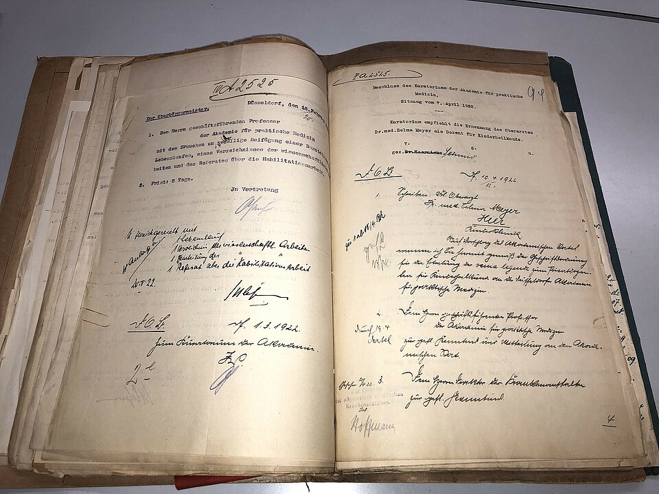 Blick auf die Habilitationsakte von Selma Meyer im Universitätsarchiv