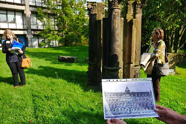 Fassadenteile der ehemaligen Landes- und Stadtbibliothek (um 1900)