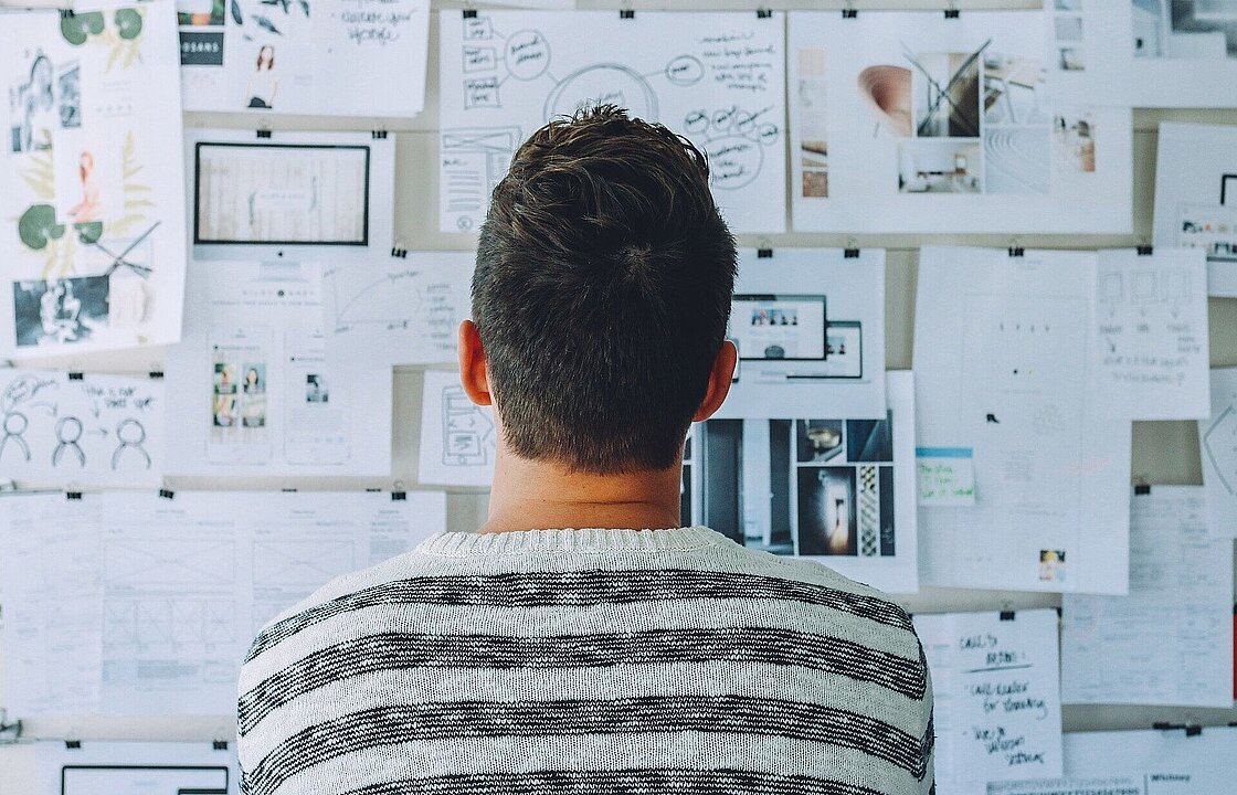 Mensch vor Notizzettelwand