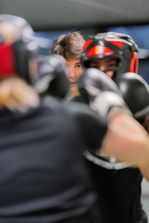 Menschen mit Kopfschutz