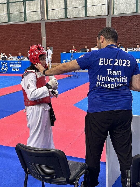 zwei Menschen in Sporthalle