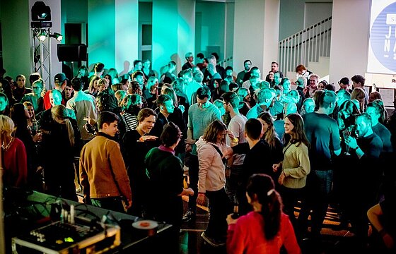 Volle Tanzfläche im Foyer des Kunstpalasts