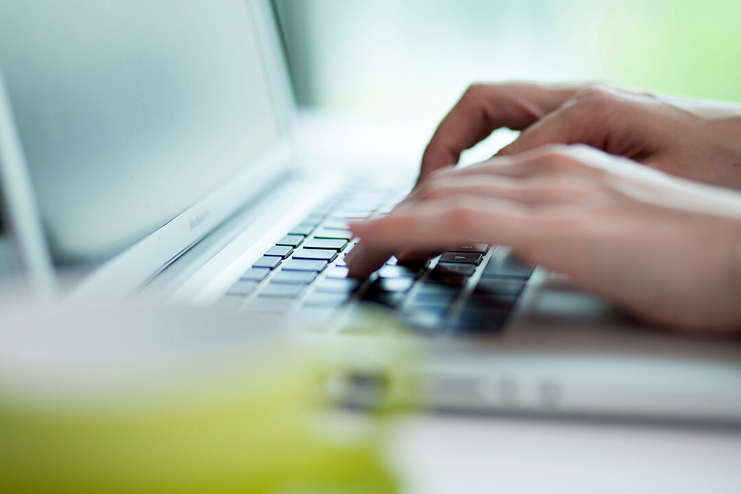 Hände auf Laptop