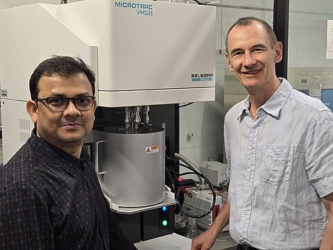 Prof. Sujit K. Ghosh und Prof. Christoph Janiak im Labor