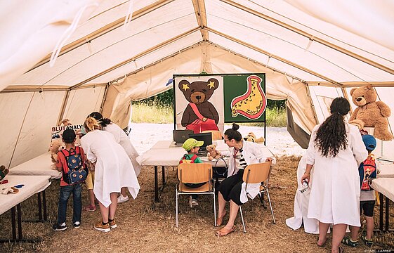 Ein Zelt mit mehreren Personen