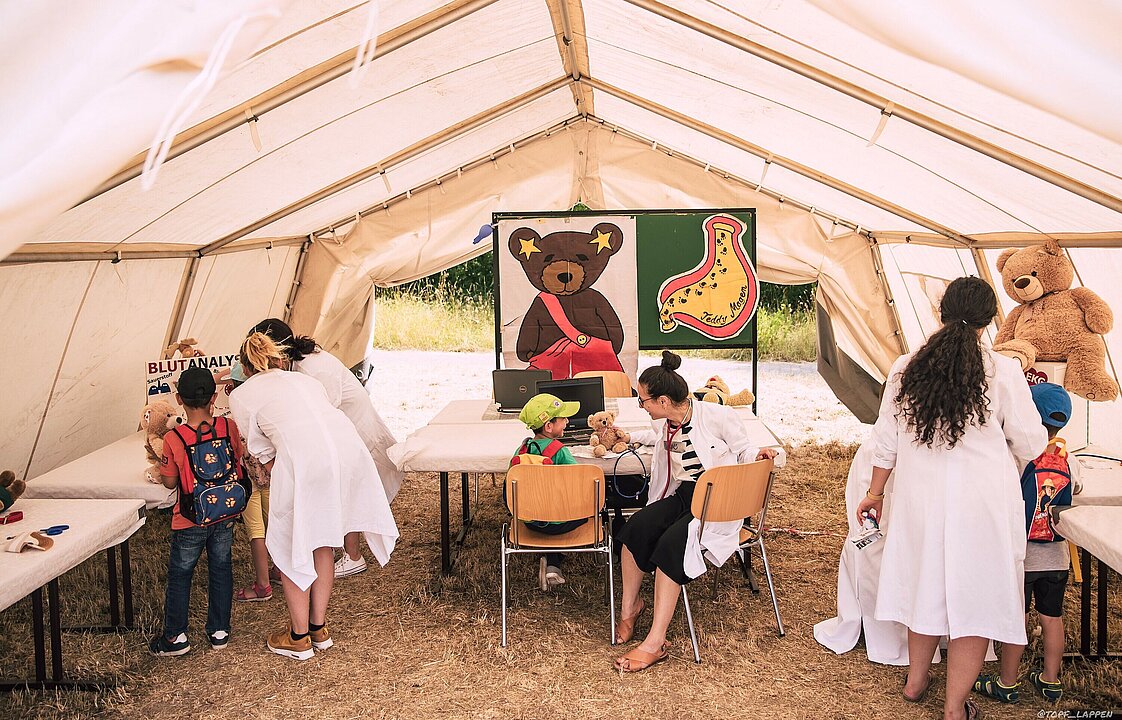 Ein Zelt mit mehreren Personen