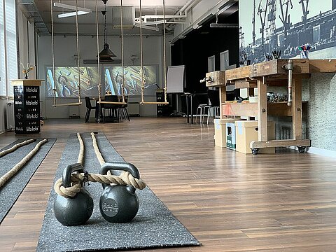 Blick in die WERFT01-Räume mit Kettlebell und Schaukeln