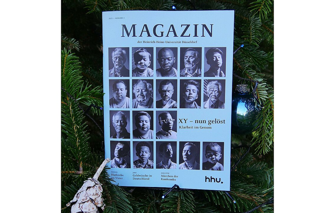 Titelbild des HHU-Magazins vor einem Tannenbaum