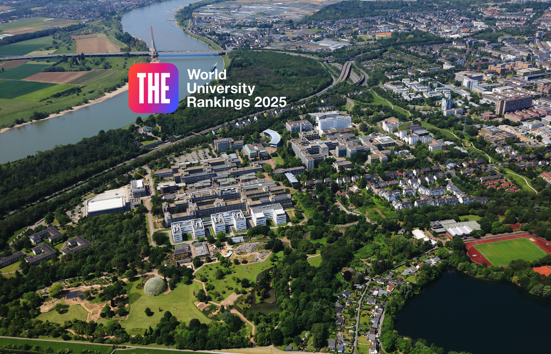 Luftbild vom HHU-Campus mit montiertem THE-Logo.