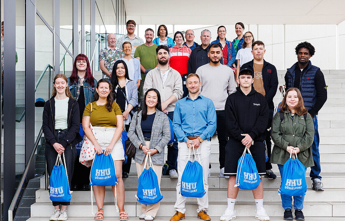 Gruppenfotos mit Azubis und Ausbilder:innen