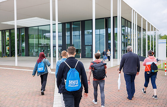 Eine Personengruppe geht auf das SSC zu.
