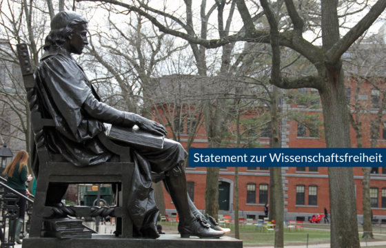 Statue von John Harvard an der Harvard University