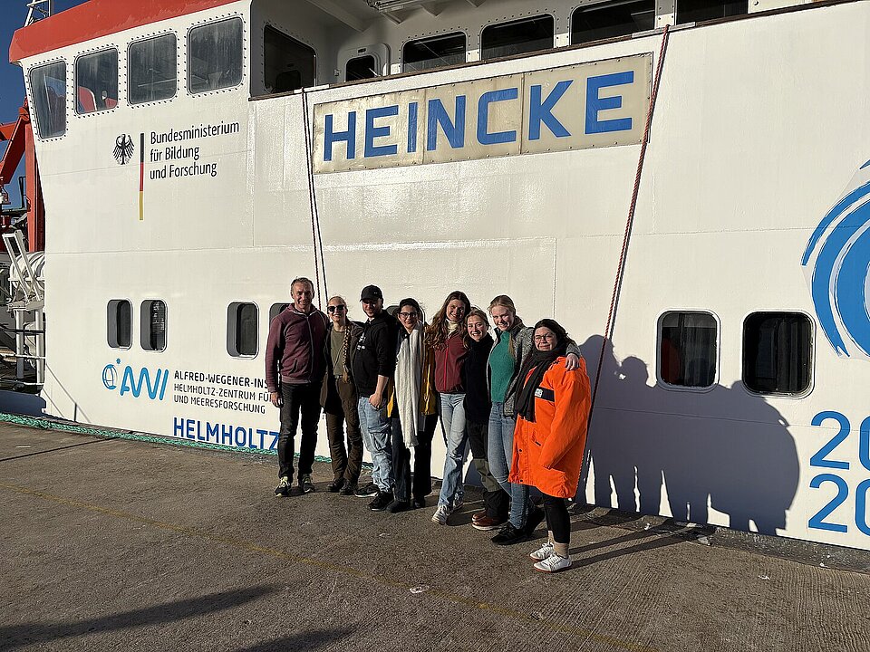 Die Gruppe aus Düsseldorf am Pier, vor den Aufbauten der FS Heincke.