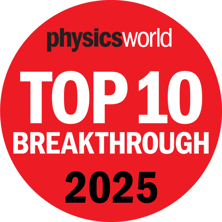 Rotes, rundes Logo mit Schriftzug "physics word Top 10 Breakthrough 2025"