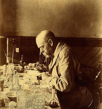 schwarz-weiß Foto von Robert Koch im Labor