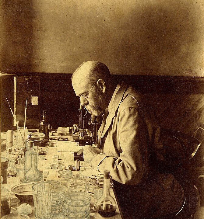 schwarz-weiß Foto von Robert Koch im Labor
