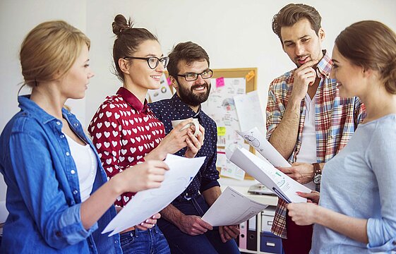 Fünf Menschen im Gespräch