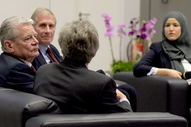 Redner Podiumsdiskussion HHU Gastprofessur 2018 Joachim Gauck mit Moderator Ulrich Wickert