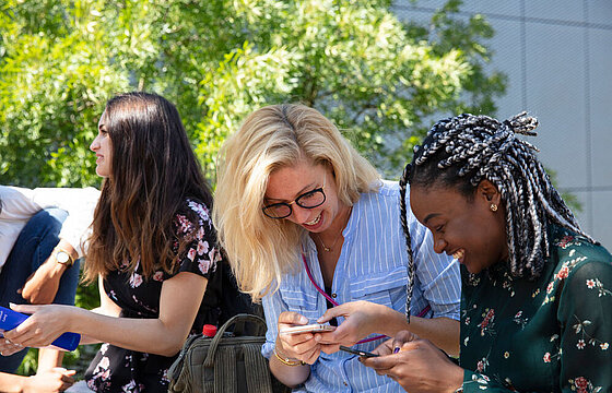 mehrere Personen im Gespräch