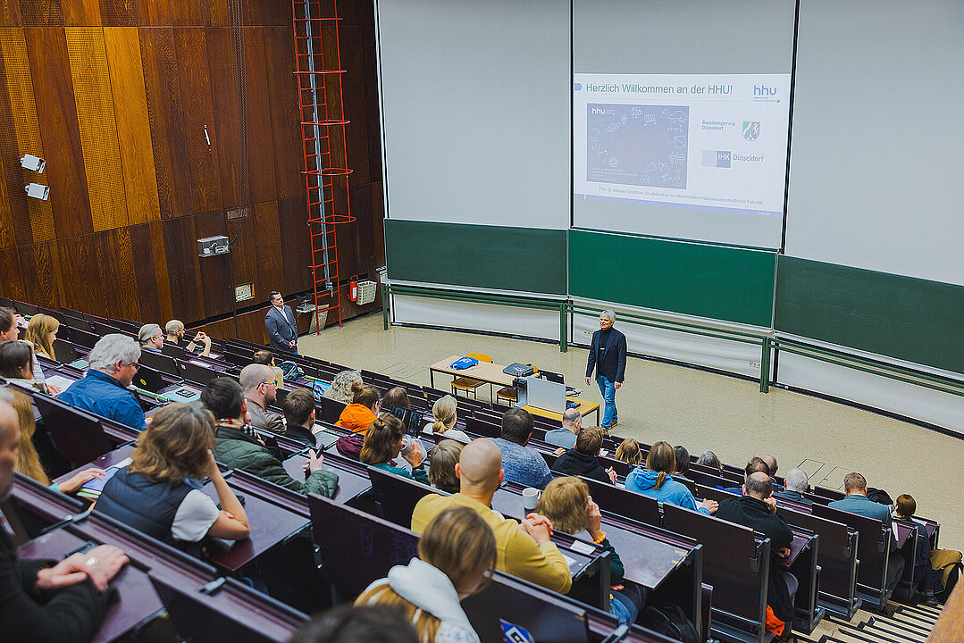 Bild im Hörsaal, in Richtung Bühne fotografiert, auf der Prof. Görlitz steht.