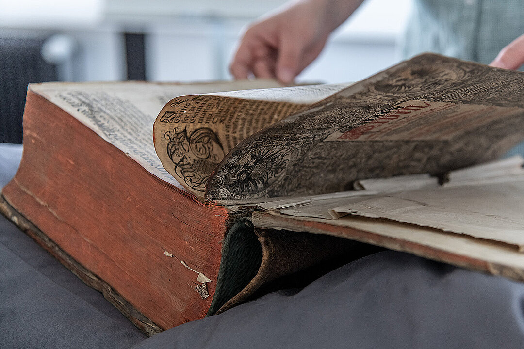 restuarierungsbedürftiges Buch