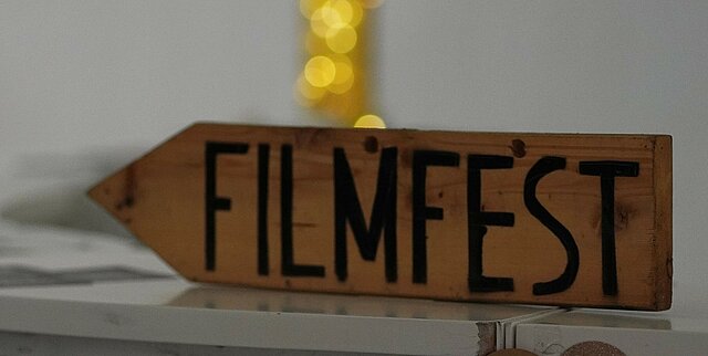 Ein Wegweiser mit der Aufschrift "Filmfest".