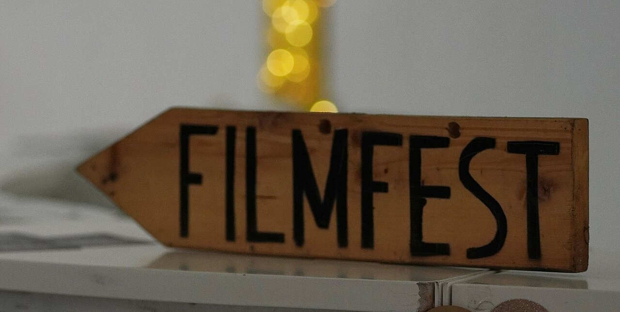 Ein Wegweiser mit der Aufschrift "Filmfest".