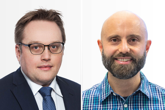eine Grafik bestehend aus zwei Portraitfotos. Links: PD Dr. Nico Melzer. Er trägt einen dunklen Anzug mit blauer Krawatte, hat hellbraune Haare und trägt eine Brille. Rechts: Prof. Dr. Alessandro Prigione. Er träg einen kurzen Bart, eine Glatze und ein blau-kariertes Hemd.