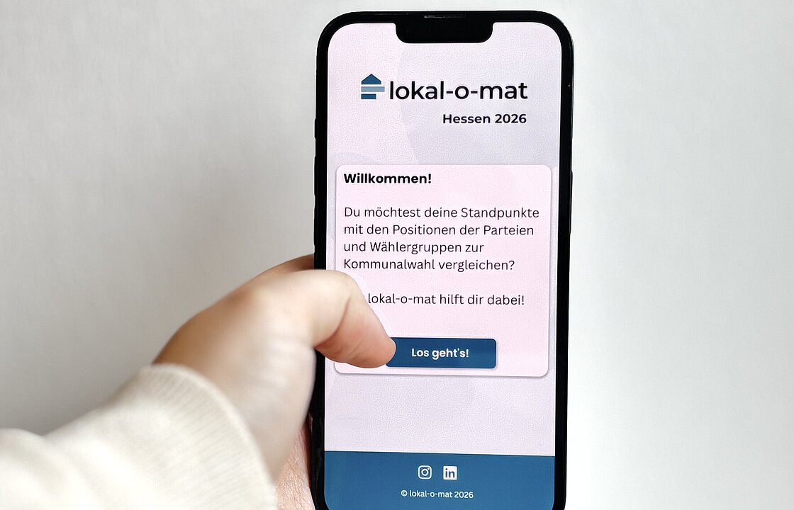 Hand, die ein Handy hält