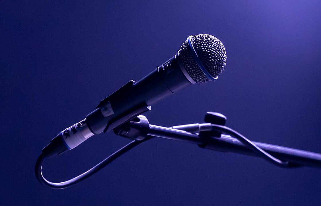 Mikrofon in blauem Licht