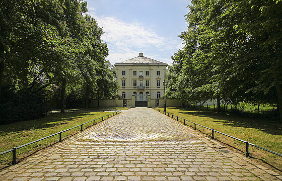 Blick auf Schloss Mickeln und auf seine Baumallee