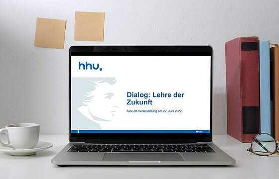 Laptop auf Tisch mit Präsentation zur Lehre der Zukunft