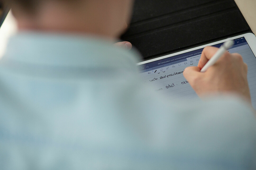 Blick über die Schulter auf ein Tablet